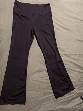 High-Waist Black Bootcut Yoga Pants with Side Pockets